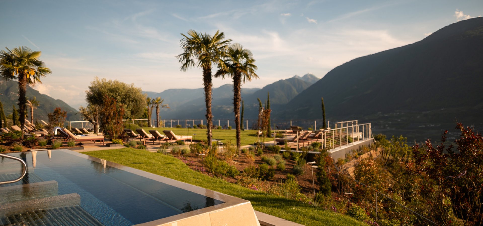 Garten_Liegen_Aussicht_Whirlpool.jpeg